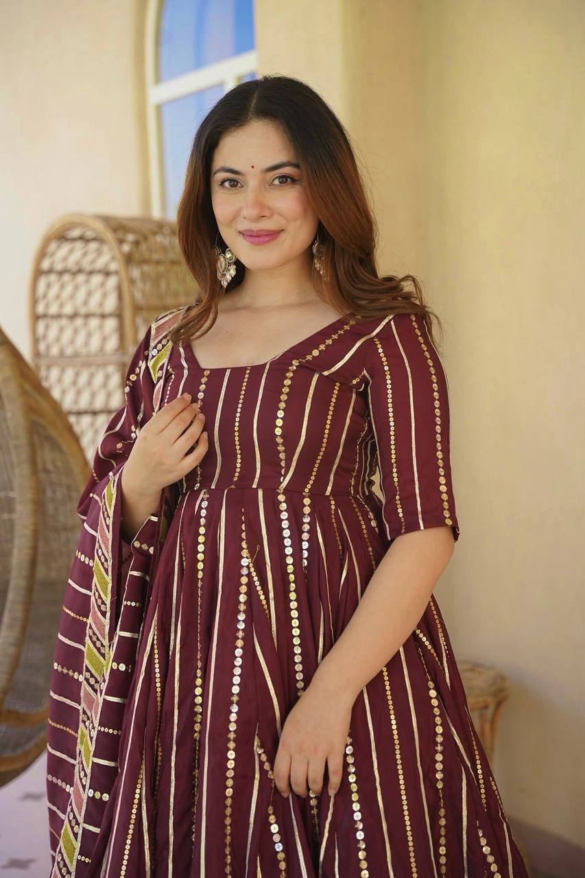 *(MF-533)*💕*Presenting New  Đěsigner Anarkali Suit In New Fancy Style*💕