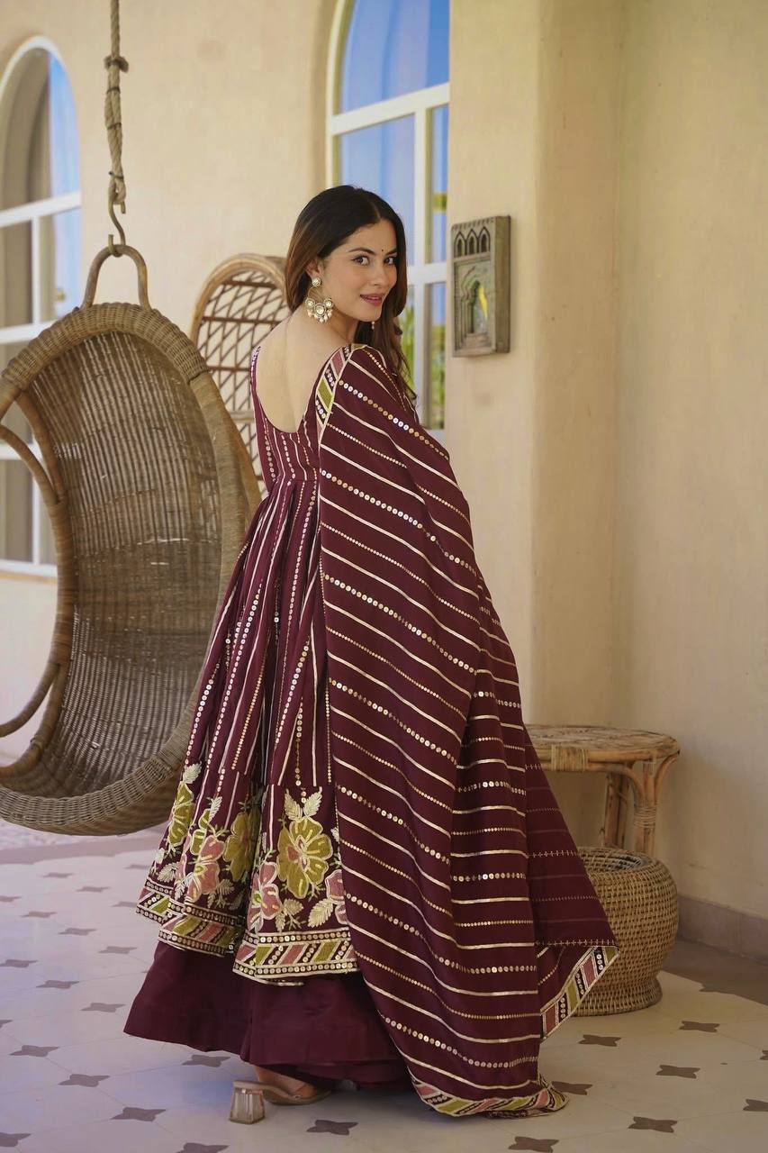 *(MF-533)*💕*Presenting New  Đěsigner Anarkali Suit In New Fancy Style*💕