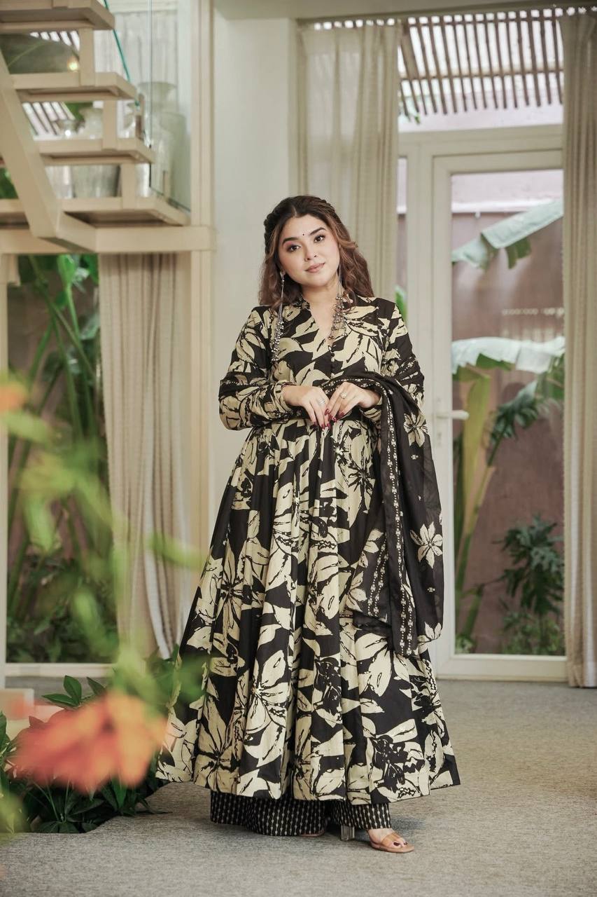 *(MF-511)* - *New Anarkali Suit*  💕*Presenting New  Đěsigner Anarkali Suit In New Fancy Style*👌💕