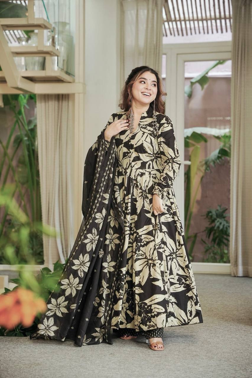 *(MF-511)* - *New Anarkali Suit*  💕*Presenting New  Đěsigner Anarkali Suit In New Fancy Style*👌💕