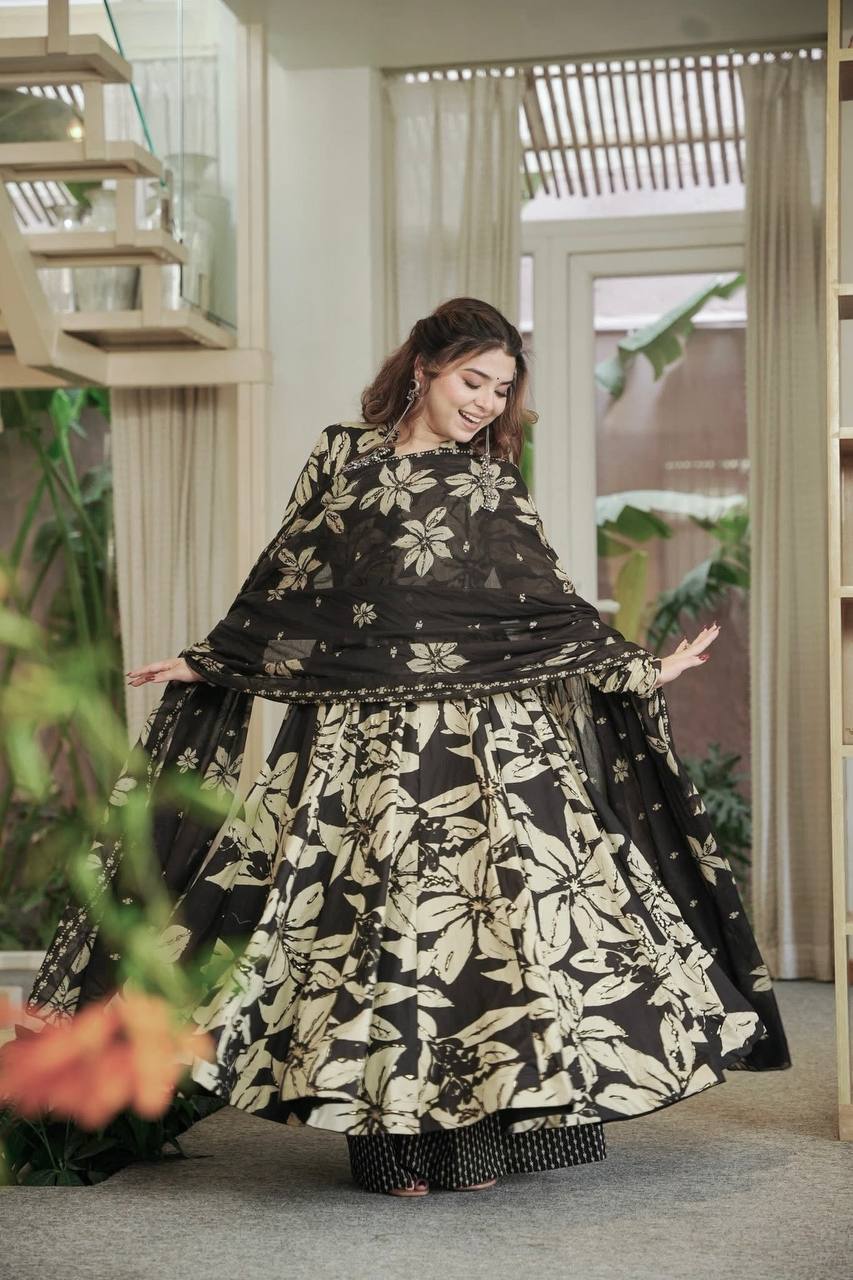 *(MF-511)* - *New Anarkali Suit*  💕*Presenting New  Đěsigner Anarkali Suit In New Fancy Style*👌💕