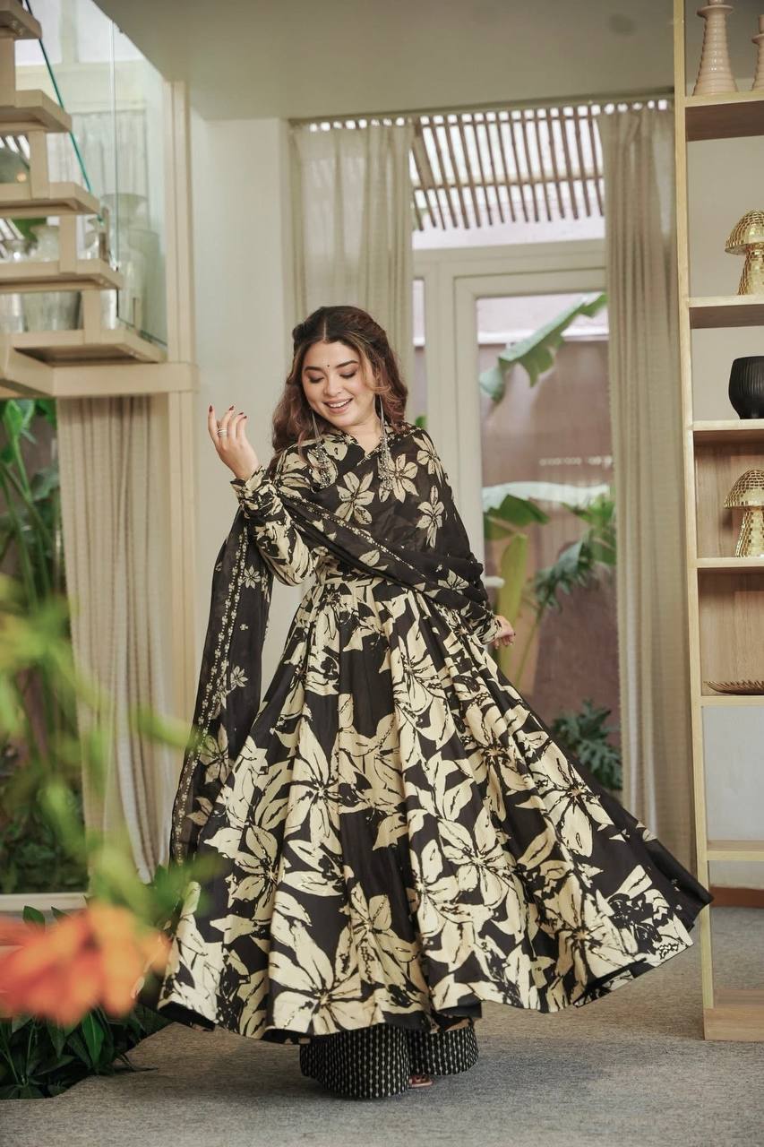 *(MF-511)* - *New Anarkali Suit*  💕*Presenting New  Đěsigner Anarkali Suit In New Fancy Style*👌💕