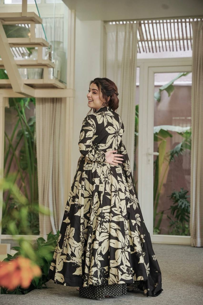 *(MF-511)* - *New Anarkali Suit*  💕*Presenting New  Đěsigner Anarkali Suit In New Fancy Style*👌💕