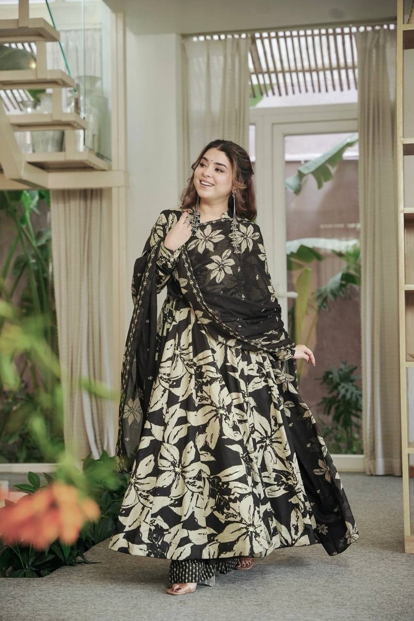 *(MF-511)* - *New Anarkali Suit*  💕*Presenting New  Đěsigner Anarkali Suit In New Fancy Style*👌💕