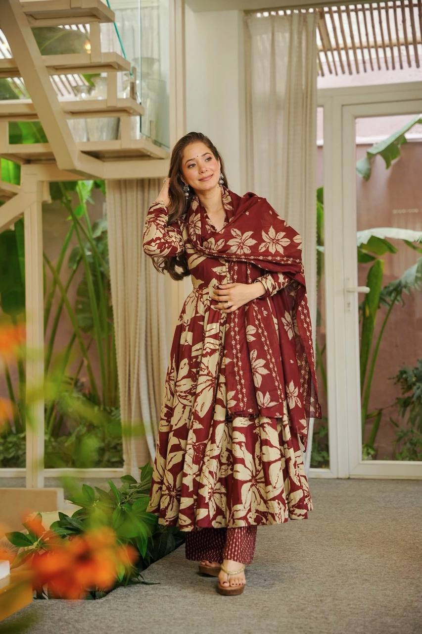 *(MF-511)* - *New Anarkali Suit*  💕*Presenting New  Đěsigner Anarkali Suit In New Fancy Style*👌💕