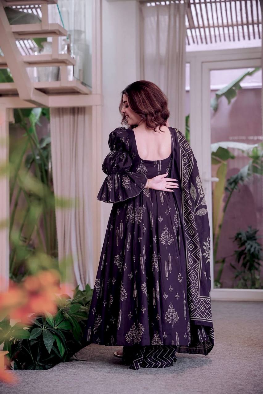 *(MF-522)* - *New Anarkali Suit*  💕*Presenting New  Đěsigner Anarkali Suit In New Fancy Style*👌