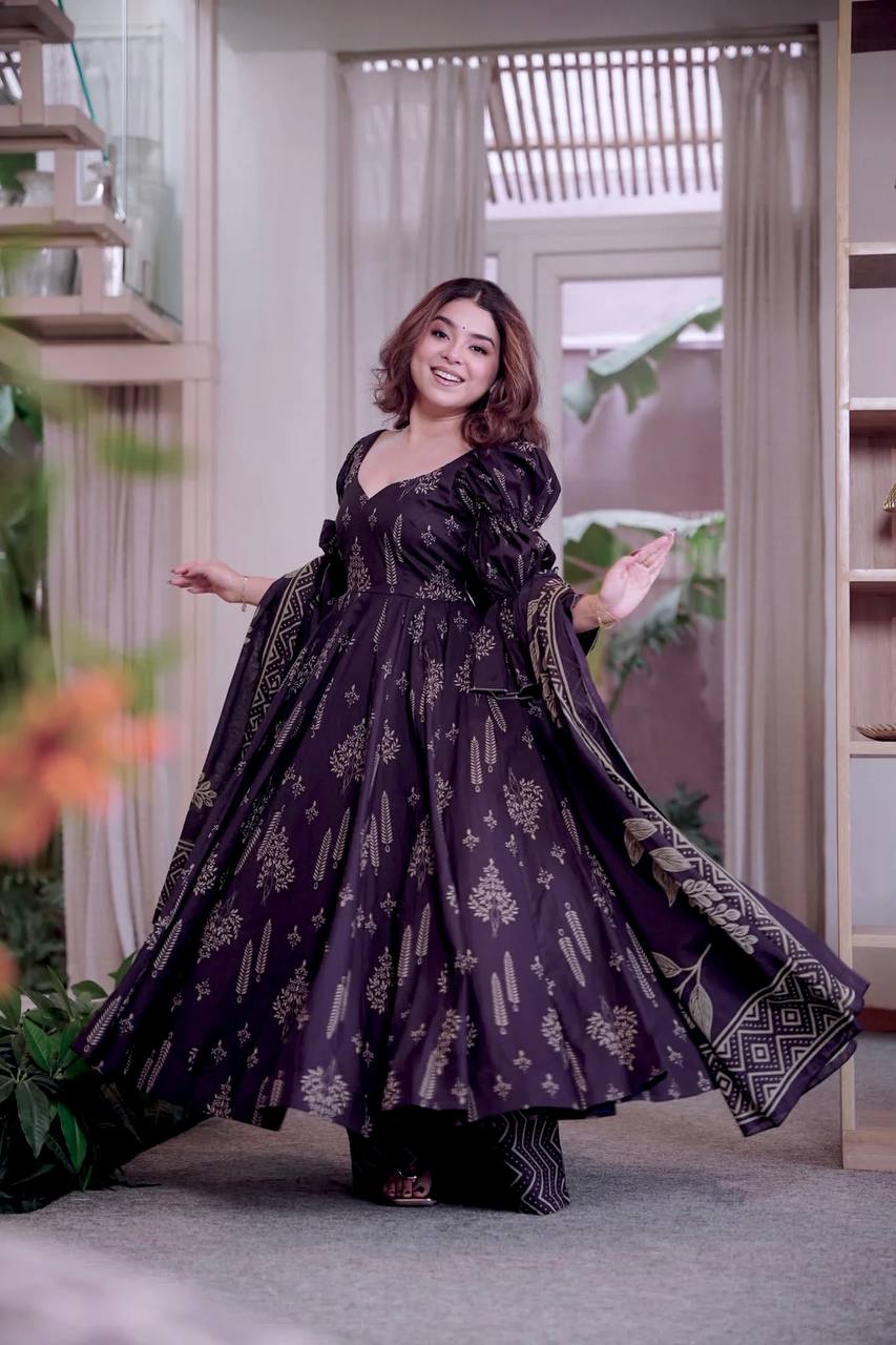 *(MF-522)* - *New Anarkali Suit*  💕*Presenting New  Đěsigner Anarkali Suit In New Fancy Style*👌