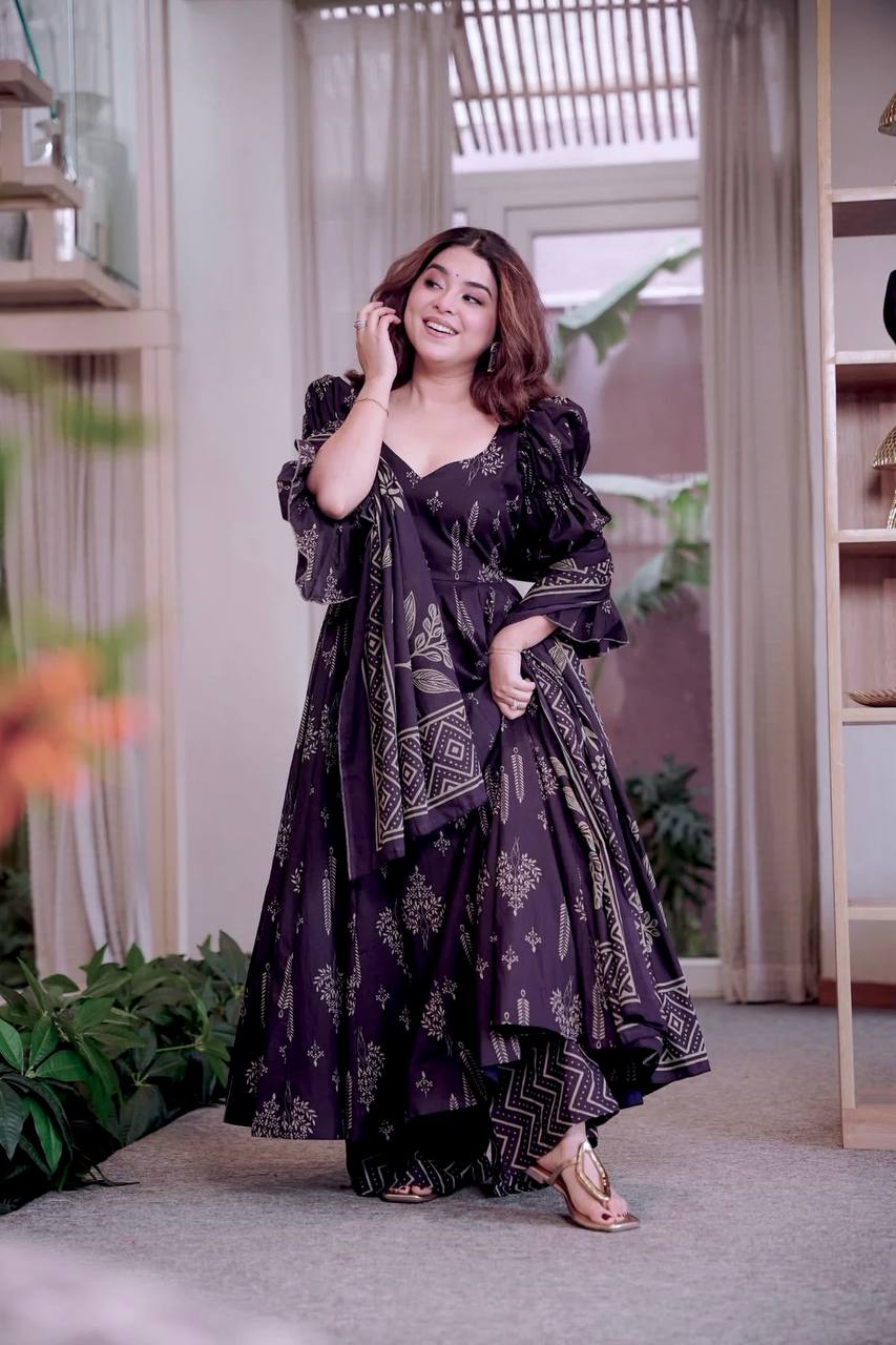 *(MF-522)* - *New Anarkali Suit*  💕*Presenting New  Đěsigner Anarkali Suit In New Fancy Style*👌