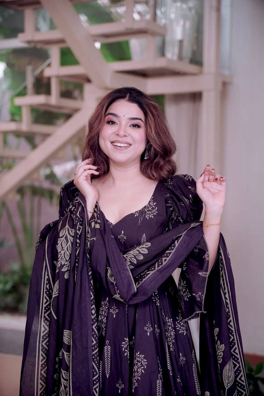*(MF-522)* - *New Anarkali Suit*  💕*Presenting New  Đěsigner Anarkali Suit In New Fancy Style*👌