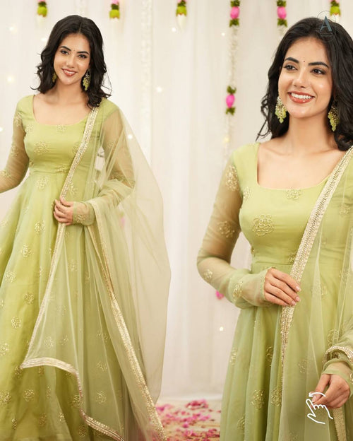 *(MC-2027)* - *New Anarkali Suit*  💕*Presenting New  Đěsigner Anarkali Suit In New Fancy Style*👌💕