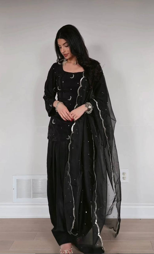 *(MC-2032)*👗*FEMORA Is Launching New 👗 Đěsigner Party Wear Look top with farshi salwar*