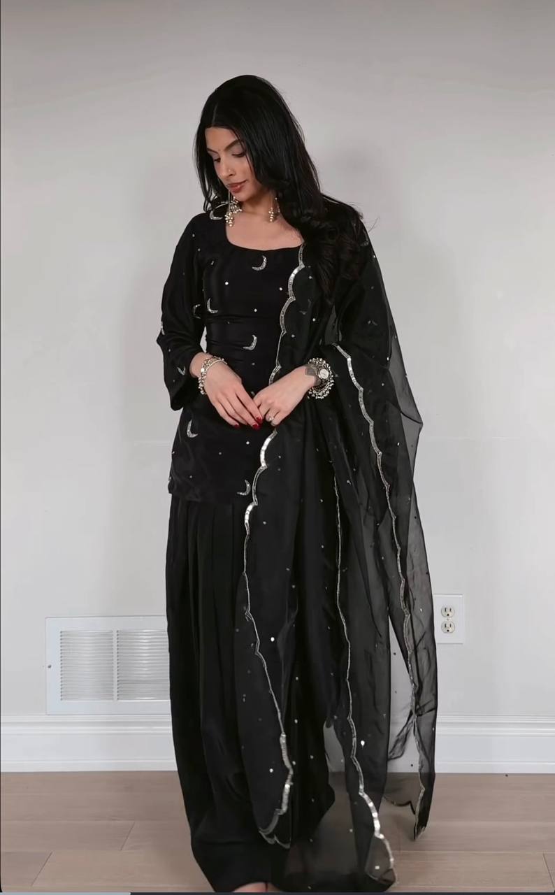 *(MC-2032)*👗*FEMORA Is Launching New 👗 Đěsigner Party Wear Look top with farshi salwar*