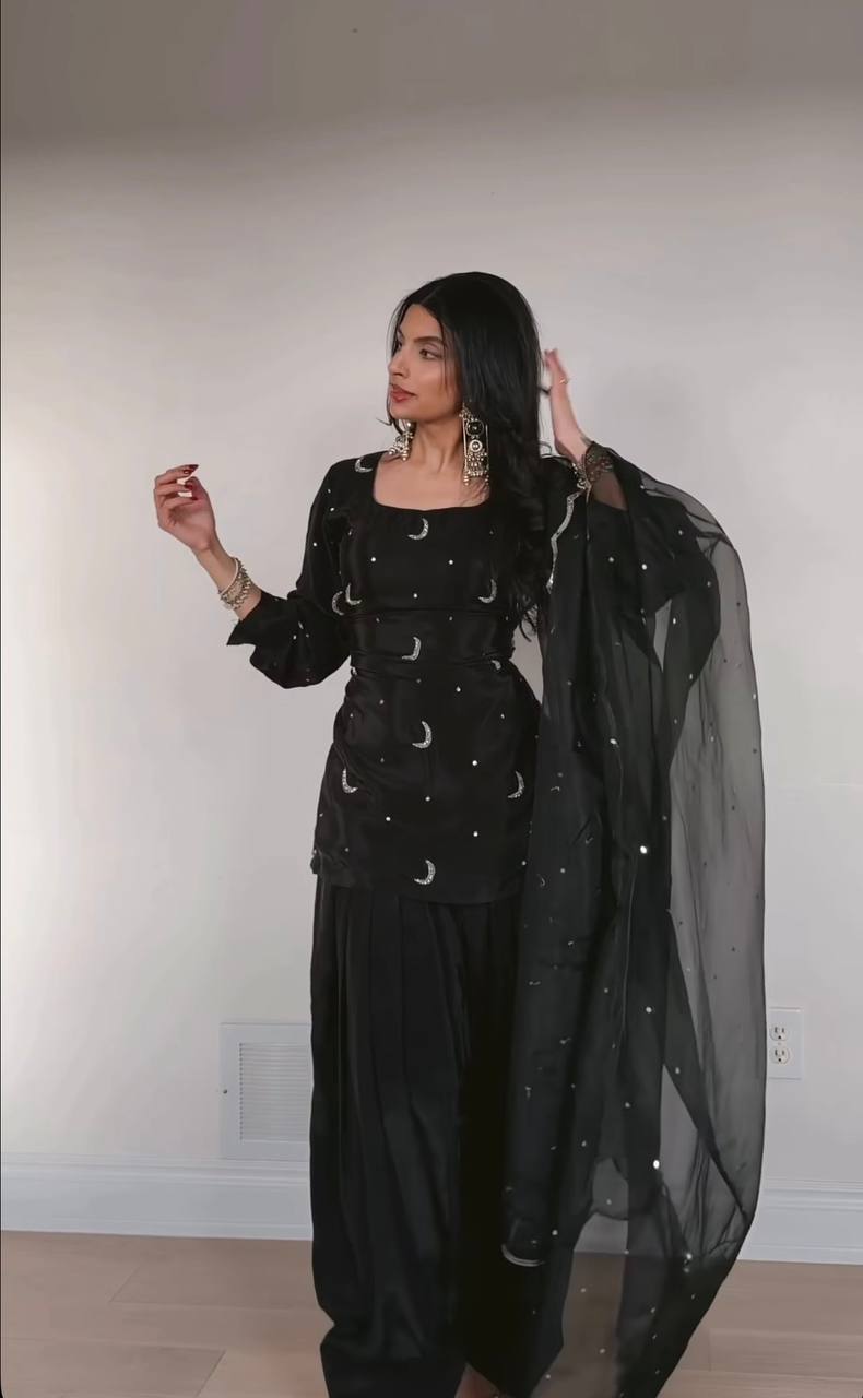 *(MC-2032)*👗*FEMORA Is Launching New 👗 Đěsigner Party Wear Look top with farshi salwar*
