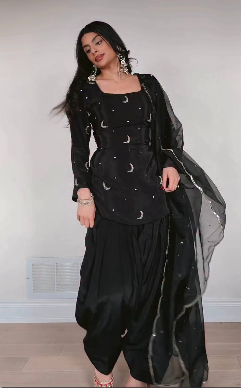 *(MC-2032)*👗*FEMORA Is Launching New 👗 Đěsigner Party Wear Look top with farshi salwar*